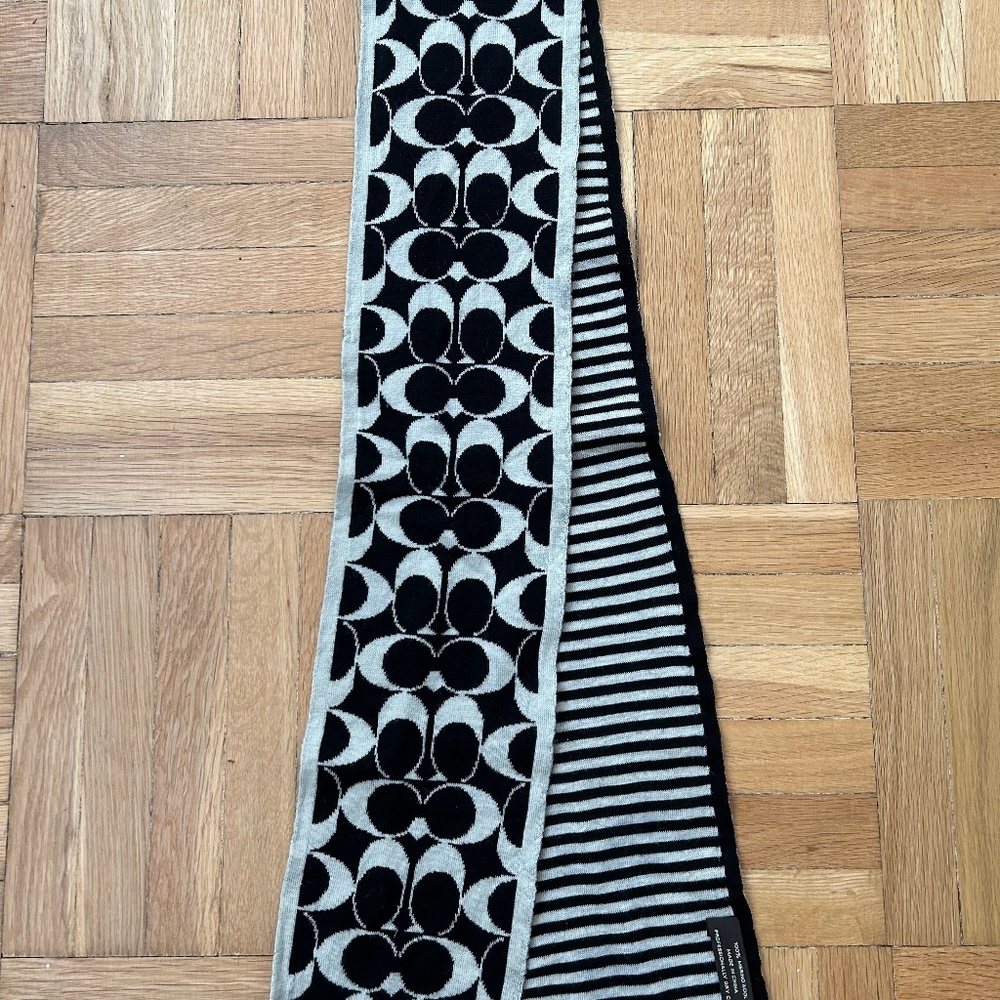 Reversible coach scarf